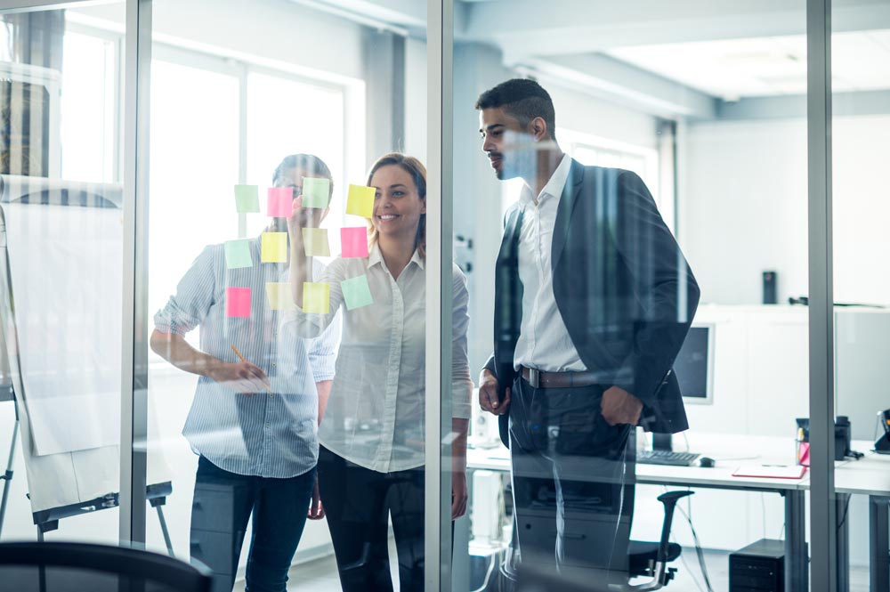 Team analysiert Vernichtungsbedarf anhand von DSG-Anforderungen und DIN 66399