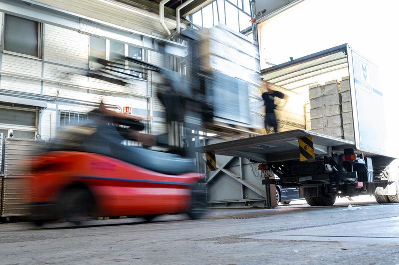 Lückenlose Dokumentation und geschlossene Transportkette Sicherer Transport von Sicherheitsbehältern zur Aktenvernichtung bei REISSWOLF Schweiz