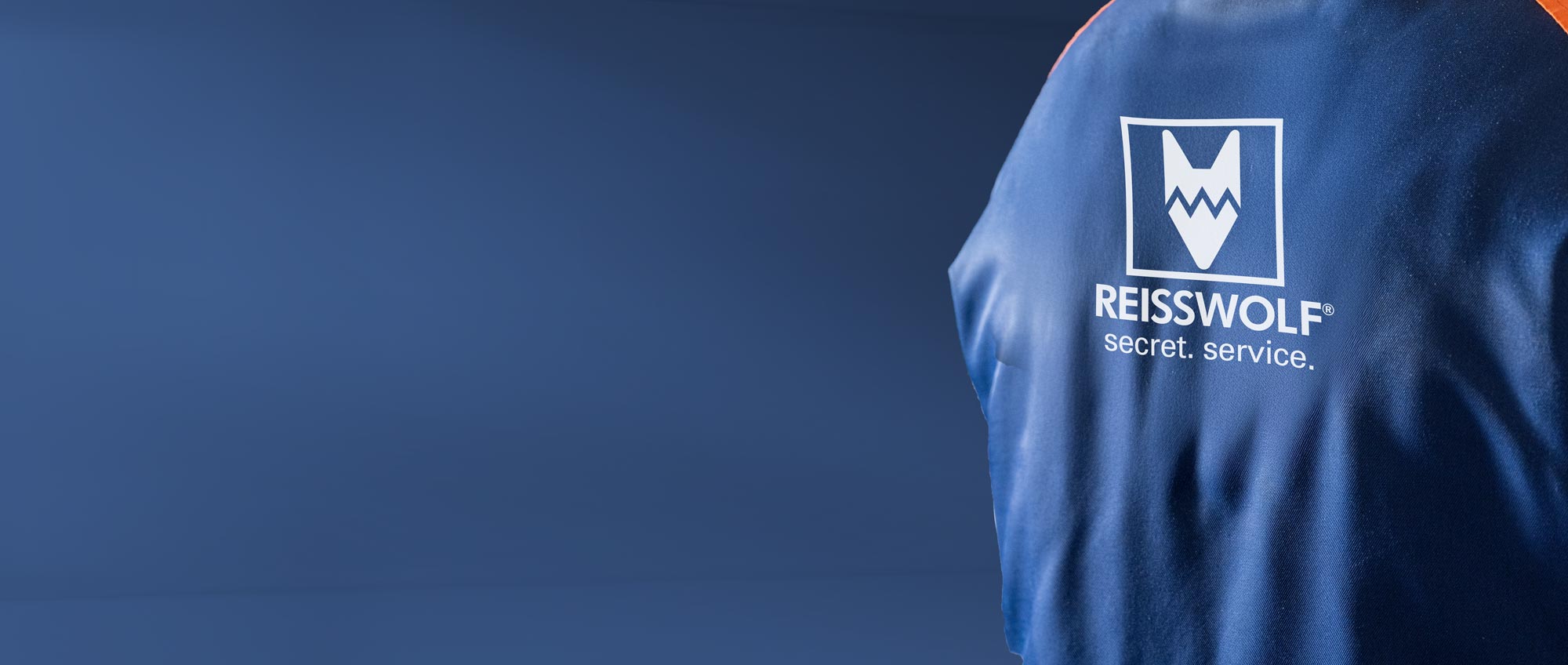 REISSWOLF Mitarbeitender mit Sicherheitsjacke – Symbol für zertifizierten Datenschutz und professionelle Entsorgungslösungen in der Schweiz