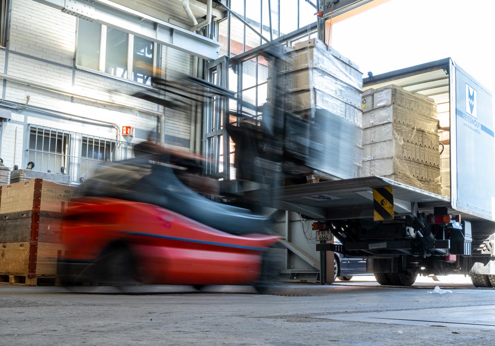 Zuverlässige Logistik & sichere Prozesse – seit über 25 Jahren REISSWOLF Sicherheitsbehälter werden mit dem Gabelstapler verladen – professionelle Logistik für DSG-konforme Datenvernichtung