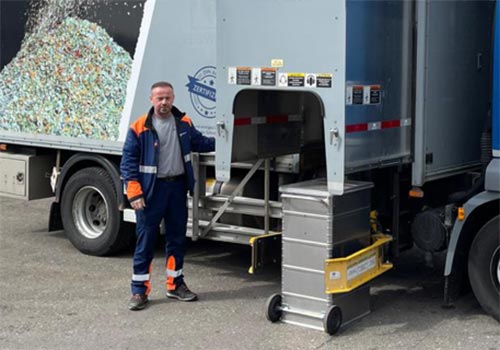 REISSWOLF Mitarbeiter führt mobile Aktenvernichtung vor Ort durch – direkt beim Kunden unter Aufsicht