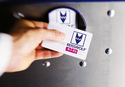 Sichere Authentifizierung per Chipkarte für Datenschutz nach DSG Hand hält RFID-Zugangskarte vor das elektronische Schloss e.l.sy.® von REISSWOLF