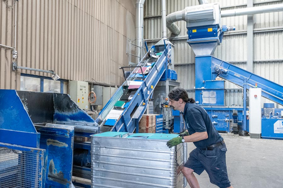 Mitarbeiter von REISSWOLF Schweiz bei der sicheren Vernichtung sensibler Akten in der Recyclinganlage