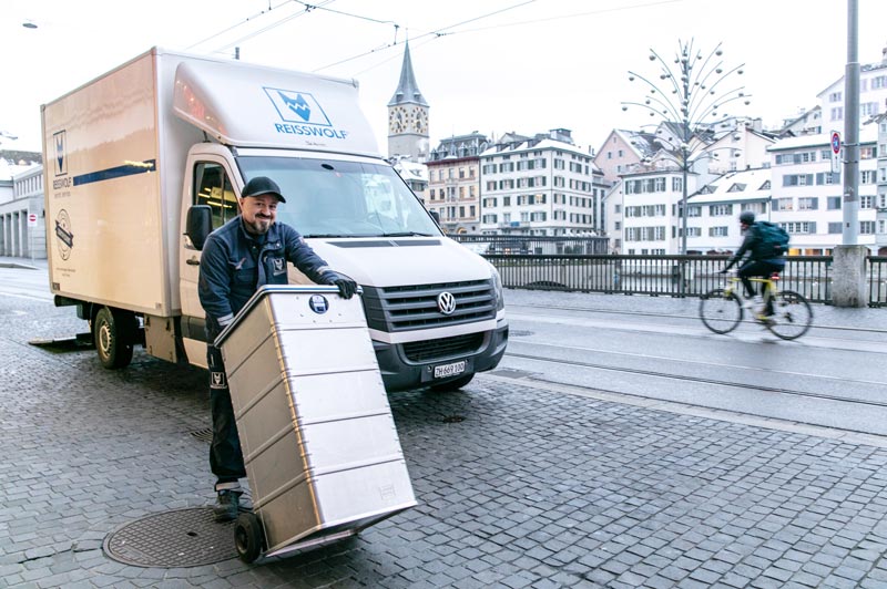 Abholung mit gesichertem REISSWOLF Fahrzeug REISSWOLF Mitarbeiter liefert Sicherheitsbehälter für Aktenvernichtung aus