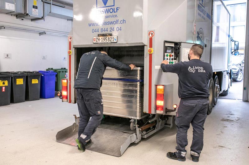 Kontaktfreie Entleerung ins Pressfahrzeug direkt am Standort REISSWOLF Pressfahrzeug entleert Sicherheitsbehälter direkt vor Ort – kontaktfrei und DSG-konform